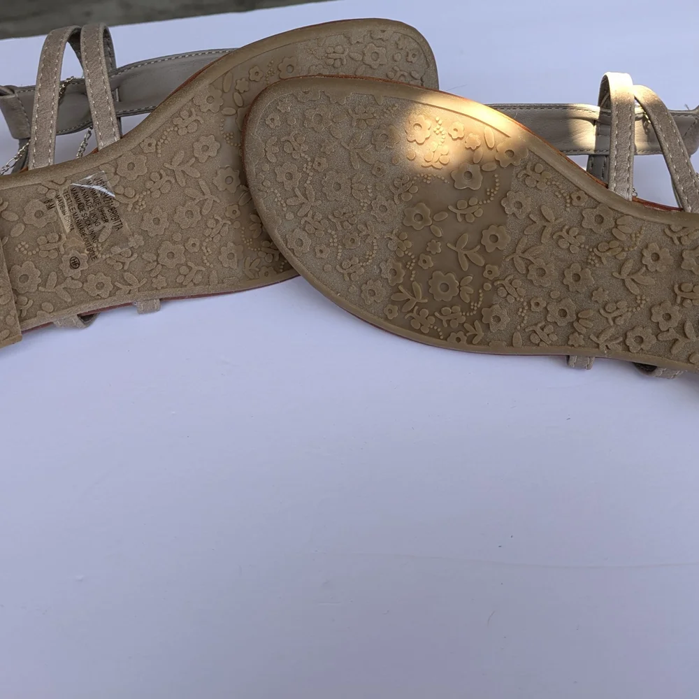 Elegant Beige Sandals with Chain Detail - Picture 4 of 5